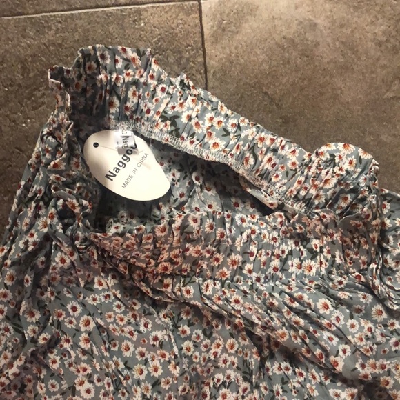 Maxi skirt, still has tags. Size small. - Picture 2 of 3